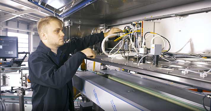 Installation der Kameratechnik in einer KS CONTROL-Flaschen-Inspektionsmaschine